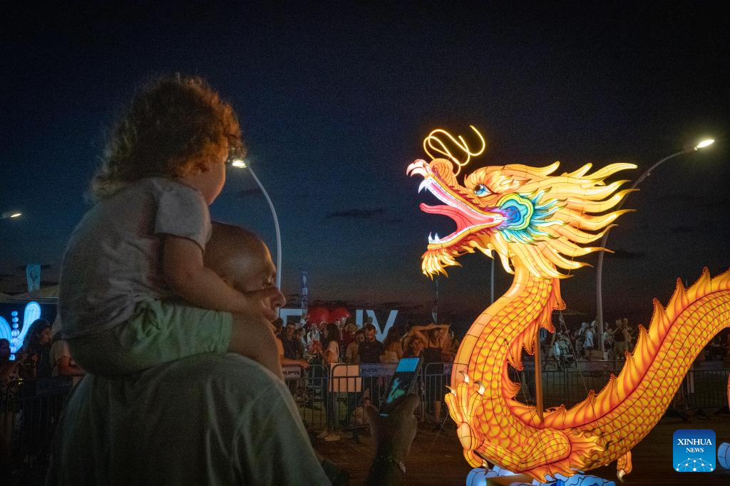 People's Daily Online - A ghjente visita l'Exhibition Chinese Lantern in Tel Aviv, Israele