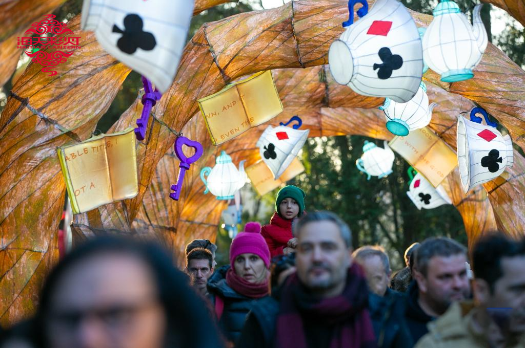 Il-fanali Ċiniżi jdawwal il-park tat-tema Taljan 1