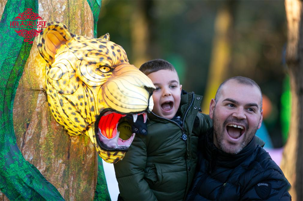 Chinese lanterns illuminate Italian theme park