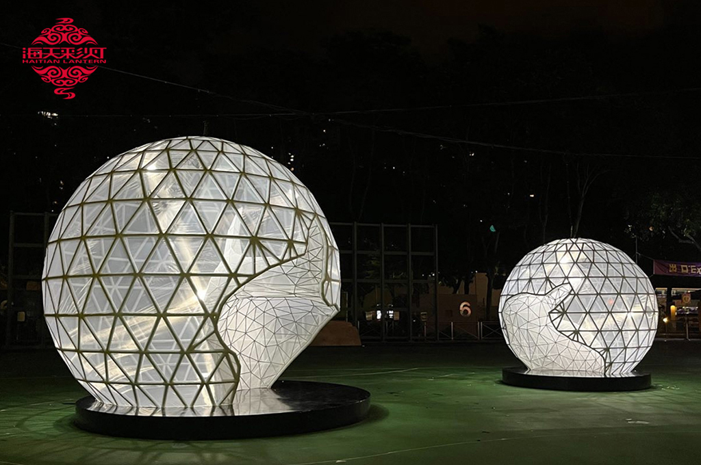 Installation de lanternes illuminées "Moon Story" dans le parc Victoria de Hong Kong
