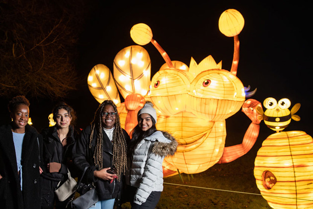 Budaya Haiti Mempersembahkan Pesta Cahaya di Taman Manchester Heaton