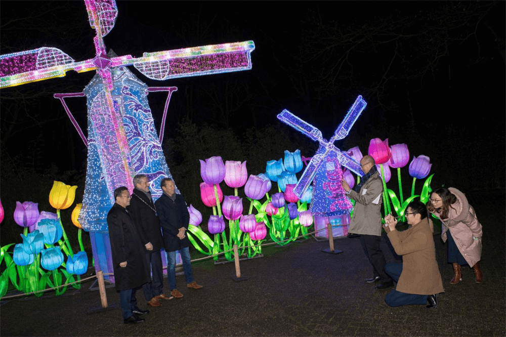 de Gelderlander - Фестивали нури Чин дар Ouwehands Dierenpark 'ҳамчунин дар ин ҷост'