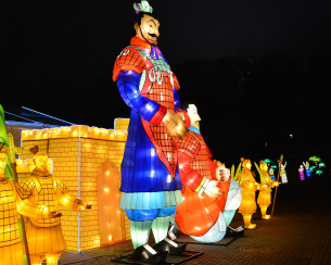 Milzu ķīniešu laternu festivāls Savitsky parkā Odesā Ukrainā