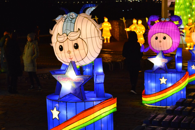 Le festival des lanternes chinoises géantes dans le parc Savitsky d'Odessa en Ukraine