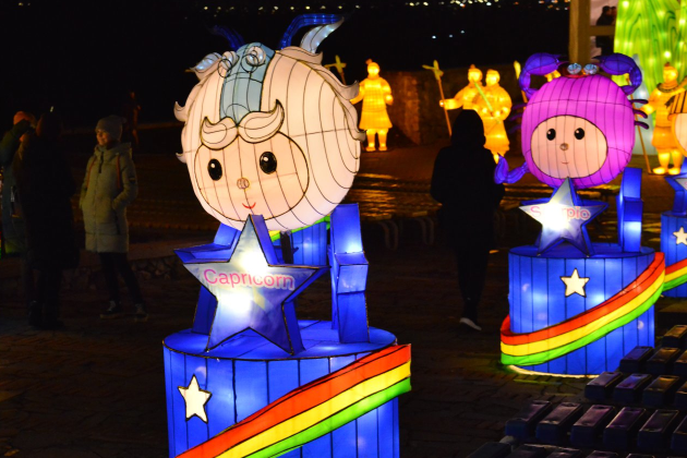 Ang Pista sa Giant Chinese Lantern sa Savitsky Park sa Odessa Ukraine